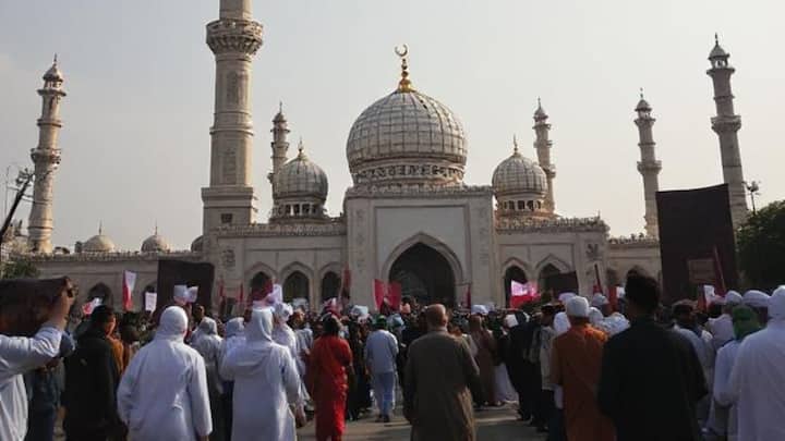 ग्रेनेडा, स्पेन के दक्षिणी क्षेत्र में स्थित है. इसका इतिहास इस्लामिक सभ्यता से गहरे रूप से जुड़ा हुआ है.