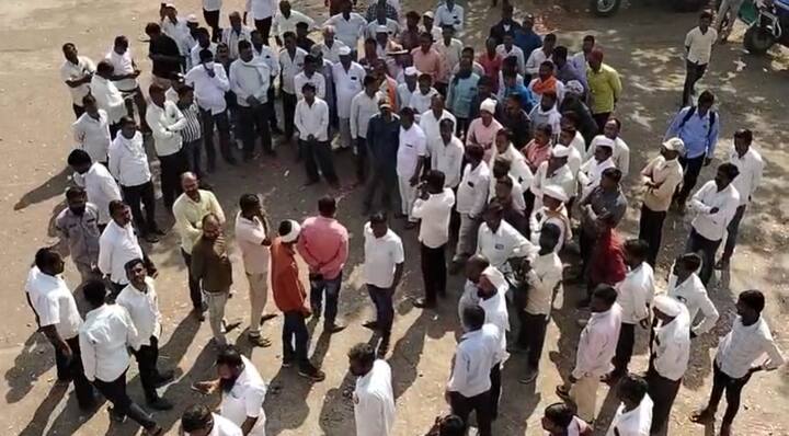 शेतकरी अजूनही आंदोलनावर ठाम असून देशातील प्रमुख बाजार समिती असलेल्या लासलगाव कृषी उत्पन्न बाजार समितीत कांदा लिलाव शेतकऱ्यांनी बंद पडले आहेत.