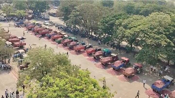 कांद्यावरील निर्यात शुल्क रद्द व्हावे म्हणून विधानसभेत कांद्याचा प्रश्न तातडीने मांडणार असल्याचं आश्वासन भुजबळांनी शेतकऱ्यांना दिलं आहे.