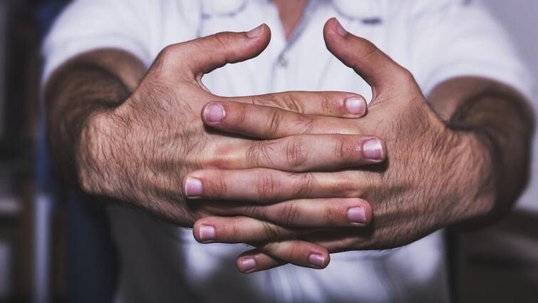 What is a popping sound during knuckle cracking how synovial fluid creates sound Knuckle Cracking: उंगलियां चटकाने पर क्यों होती है टक-टक की आवाज, शरीर में छुपे इस राज को नहीं जानते होंगे आप