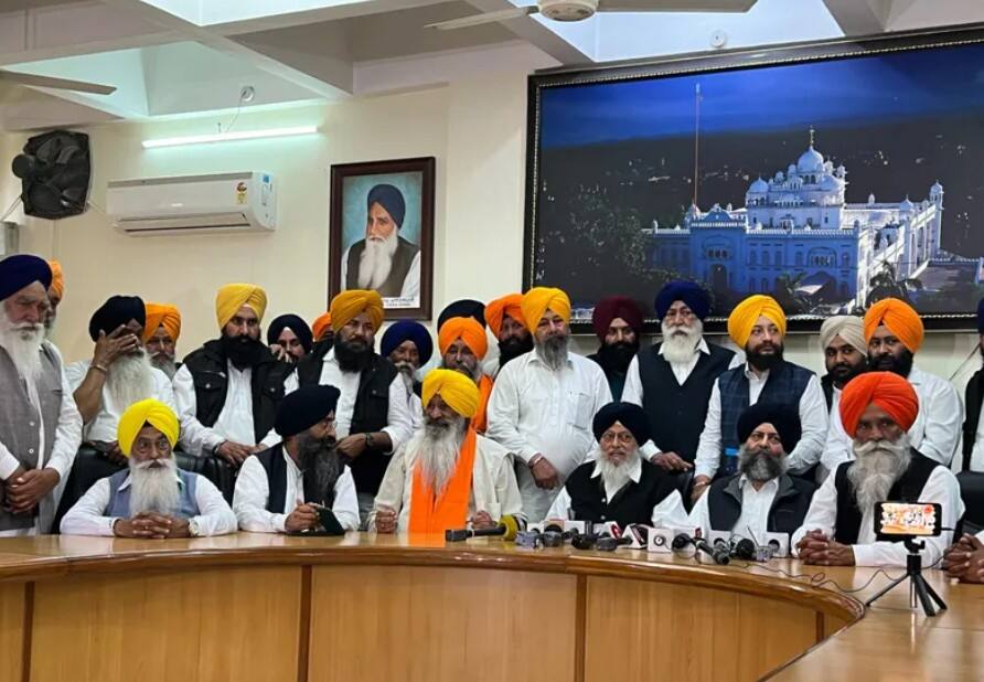 Punjab News: ਆਪਣੀਆਂ ਹੀ ਚਾਲਾਂ 'ਚ ਘਿਰਿਆ ਬਾਦਲ ਧੜਾ! ਜੇ ਕੇਂਦਰ ਸਾਜਿਸ਼ਾਂ ਘੜ ਰਿਹਾ ਤਾਂ ਬੀਜੇਪੀ ਨਾਲ ਗੱਠਜੋੜ ਕਿਉਂ? Badal faction trapped in its own tricks! If the Centre is hatching conspiracies, then why the alliance with BJP? Punjab News: ਆਪਣੀਆਂ ਹੀ ਚਾਲਾਂ 'ਚ ਘਿਰਿਆ ਬਾਦਲ ਧੜਾ! ਜੇ ਕੇਂਦਰ ਸਾਜਿਸ਼ਾਂ ਘੜ ਰਿਹਾ ਤਾਂ ਬੀਜੇਪੀ ਨਾਲ ਗੱਠਜੋੜ ਕਿਉਂ?