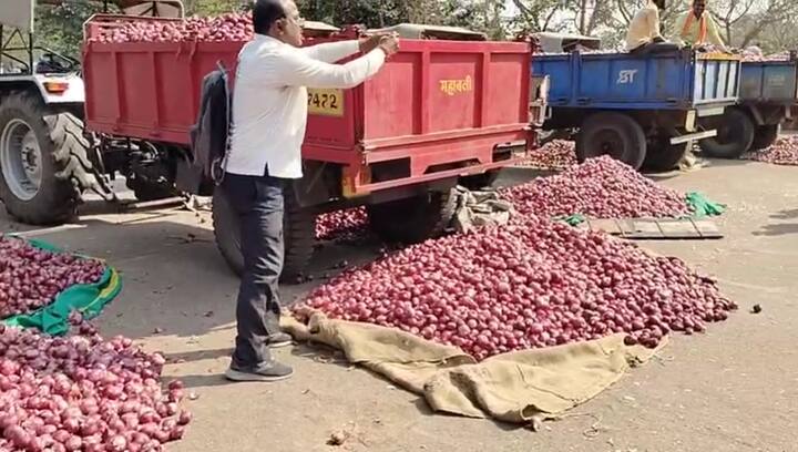 गेल्या काही दिवसांपासून कांद्याच्या भावात घसरण सुरू आहे. कांद्यावरील 20% निर्यात शुल्क रद्द करा या मागणीसाठी लासलगाव कृषी उत्पन्न बाजार समितीत शेतकरी आक्रमक झाले आहेत.