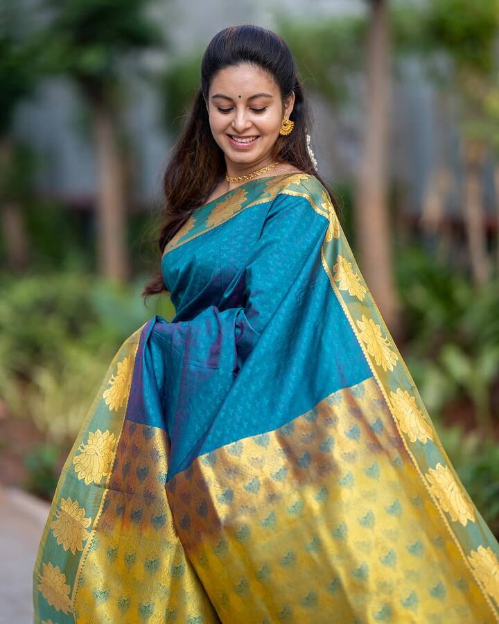 2025 ஆம் ஆண்டின் தொடக்கத்தில் அபிநயா தான் 15 ஆண்டுகளாக காதல் உறவில் இருப்பதாக கூறியுள்ளார். அவர் எனது சிறு வயது நண்பர். இருவருமே தெரியாமல் காதல் வாழ்க்கைக்கு வந்துவிட்டோம் என்று கூறியிருந்தார். இந்த நிலையில் தான் அபிநயாவிற்கு இப்போது திருமண நிச்சயதார்த்தம் நடந்து முடிந்துள்ளது.