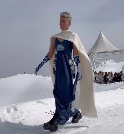 विवाद बढ़ने पर गुलमर्ग फैशन शो के डिजाइनर और आयोजक ने मांगी माफी है. शिवान एंड नरेश नाम के हैंडल से ट्वीट किया गया है, ''पवित्र महीने रमजान के दौरान गुलमर्ग में हमारी प्रस्तुति से किसी को ठेस पहुंची है तो हमें उसका अफसोस है, हमारा उद्देश्य केवल रचनात्मकता का जश्न मनाना था.''