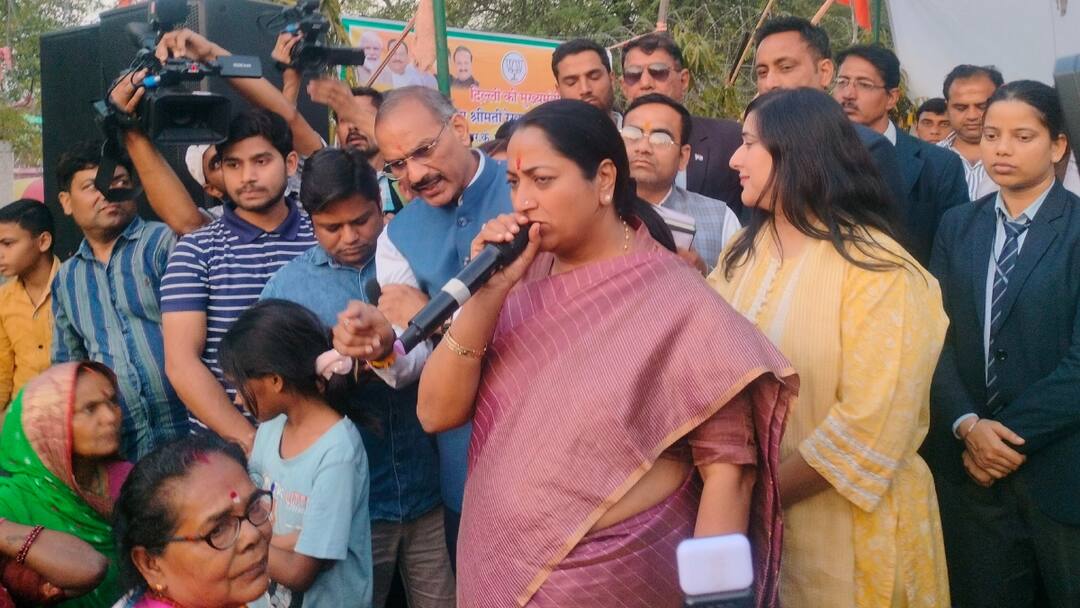 Delhi CM Rekha Gupta met slum dwellers in Vasant Kunj Know people problems ann वसंत कुंज में झुग्गीवासियों से मिलीं CM रेखा गुप्ता, बोलीं- 'जहां झुग्गी वहीं देंगे पक्का मकान'