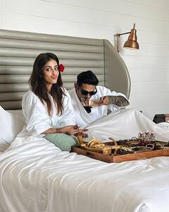 गोवा में वाइफ प्रिया संग हनीमून मना रहे हैं प्रतीक बब्बर, बेडरूम से शेयर की प्राइवेट तस्वीरें, हुईं वायरल