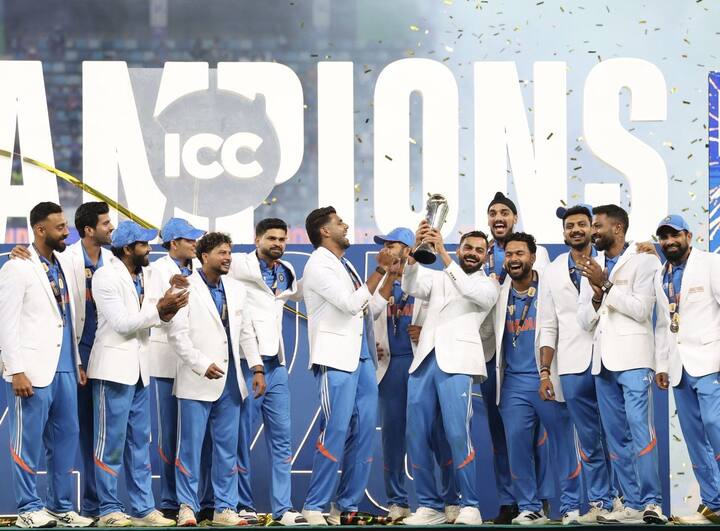 रोहित शर्माच्या नेतृत्वाखाली भारतीय टीमने चॅम्पियन्स ट्रॉफीवर आपलं नाव कोरलंय. दुबईच्या मैदानात झालेल्या थरारक फायनलमध्ये न्यूझीलंडला त्यांनी चार विकेट्स आणि एक ओव्हर राखून पराभूत केलं.