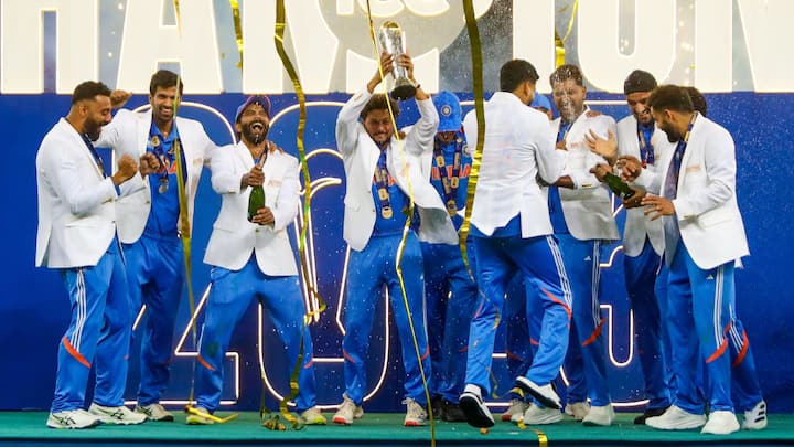 ২০০৯ সালে ১৩ অগাস্ট প্রথম এর শুরু হয়েছিল। ICC এই টুর্নামেন্টের স্বতন্ত্র লুক দিতে চেয়েছিল। অনেকটা গল্ফের দ্য মাস্টার্সের সবুজ জ্যাকেটের মতো।(ছবি সৌজন্যে : IANS)