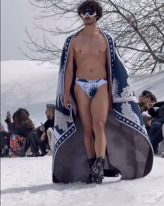 इस मुद्दे पर विधानसभा की कार्यवाही आधे घंटे तक बाधित रही. कश्मीर के मुख्य इमाम मीरवाइज उमर फारूक ने कहा कि पर्यटन के नाम पर अश्लीलता को बढ़ावा देना बर्दास्त नहीं किया जाएगा. इस पर उमर अब्दुल्ला ने कहा कि इस पर नाराजगी समझी जा सकती है.