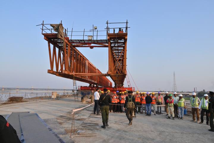 नीतीश कुमार ने कहा कि हमने इसके निर्माण कार्य को बराबर आकर देखा है. उन्होंने यह भी कहा कि दीदारगंज तक जेपी गंगा पथ के निर्माण होने से बिहारशरीफ, मोकामा और बेगूसराय तक जाने में समय की बचत होगी.