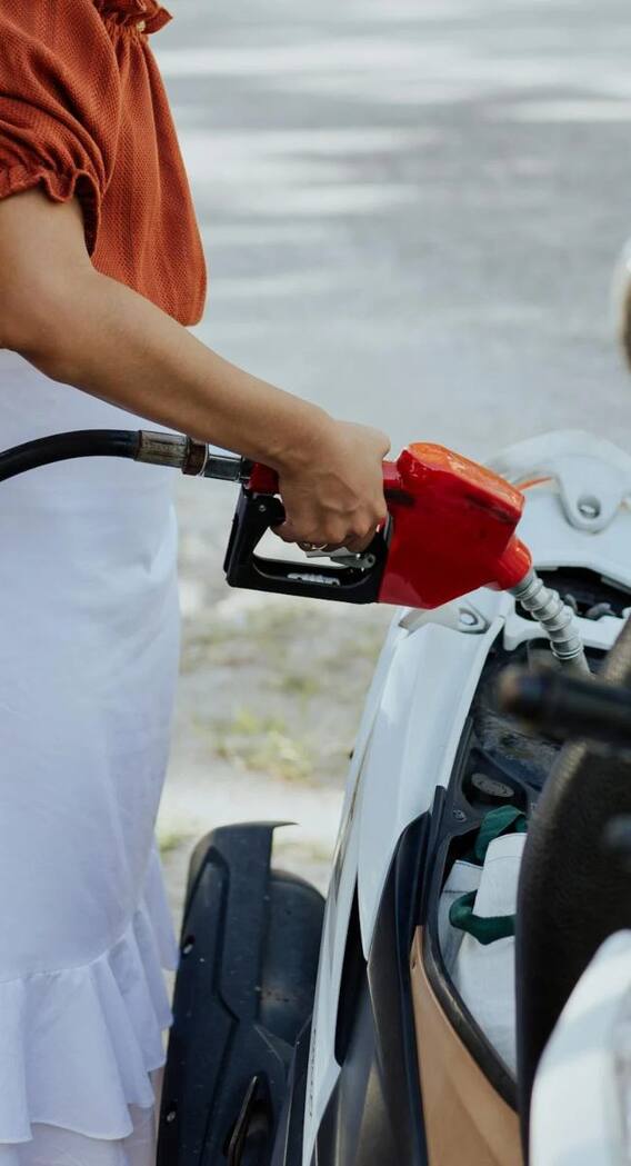 दुनिया के किस देश में सबसे सस्ता मिलता है पेट्रोल?