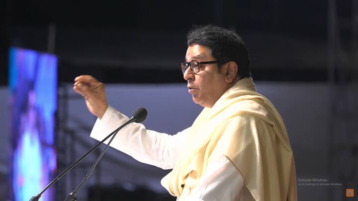 त्यावेळी राज ठाकरे का बोलत नाही? त्यांनी मागे गुजरात दौरा केला होता. आता त्यांनी एकदा प्रयागराजचा दौरा करावा, असे नितेश राणे यांनी म्हटले. ते सोमवारी मुंबईत विधिमंडळाच्या आवारात प्रसारमाध्यमांशी बोलत होते.