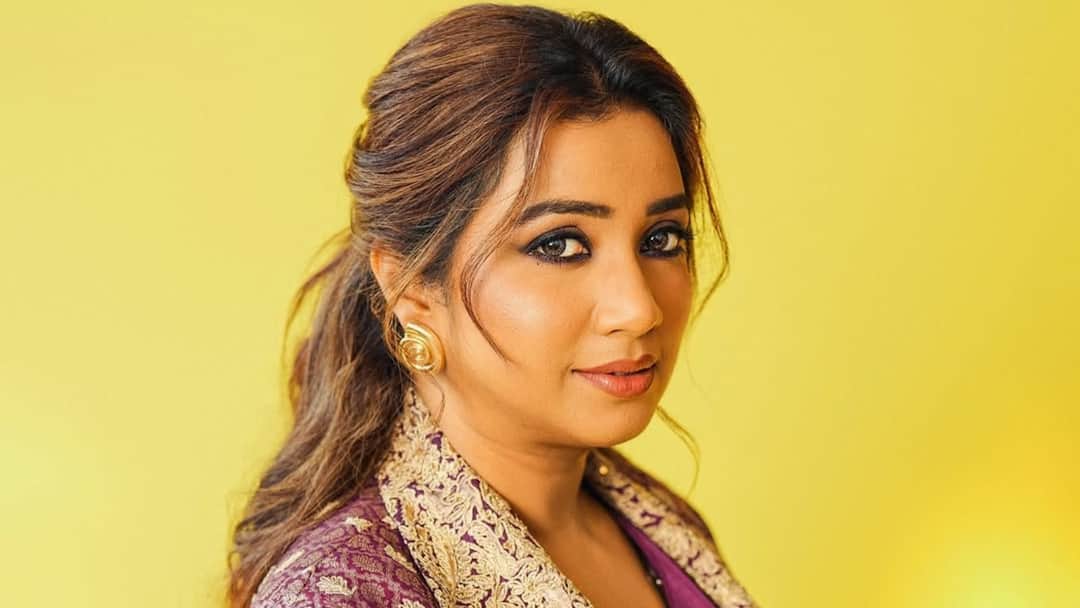 Shreya Ghoshal asked Shah Rukh Khan to click a photo with her Entertainment News Bollywood Shreya Ghoshal: নিজেই গিয়ে অনুরোধ করলেন একটা ছবি তোলার জন্য.. শ্রেয়া খোদ এই ব্যক্তির ফ্যান!