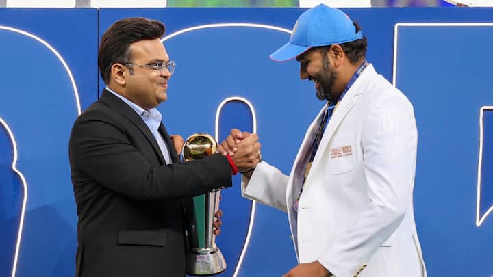 ক্রিকেটের পরিভাষায়, ট্রফি তোলাটা একটা মুহূর্ত। কিন্তু সাদা জ্যাকেট পরা? এটাই উত্তরাধিকার। এটা মনে করিয়ে দেয় যে এই দলটি কেবল ভালো ছিল না - তারা সেরা ছিল। (ছবি সৌজন্যে : IANS)