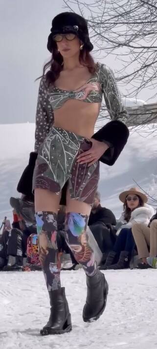 फैशन शो की झलक सोशल मीडिया पर देखने को मिली है जिसमें वुलन कपड़ों को प्रदर्शित किया गया है. हालांकि फैशन शो में सबसे ज्यादा नाराजगी मॉडल्स के छोटे कपड़े पर जताई जा रही है.  