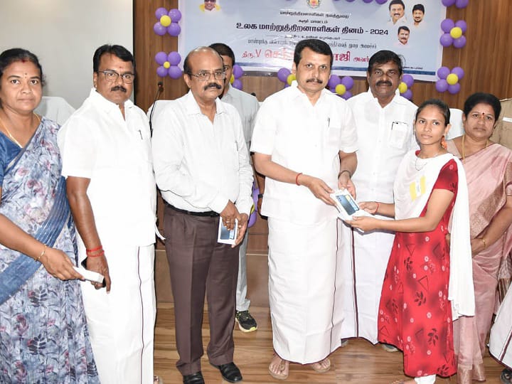 கர்ப்பிணி பெண்களுக்கு உணவு பரிமாறிய அமைச்சர்.. கூடவே அமர்ந்து சாப்பிட்ட நெகிழ்ச்சி சம்பவம்!