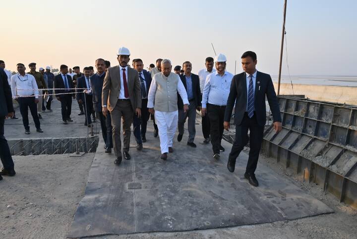 मुख्यमंत्री नीतीश कुमार ने रविवार (09 मार्च, 2025) को जेपी गंगा पथ परियोजना के अंतर्गत कंगन घाट से दीदारगंज तक निर्माणाधीन पुल का निरीक्षण किया.