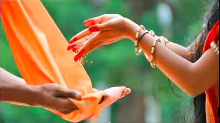 આ વર્ષે હોલિકા દહનનો તહેવાર 13 માર્ચે અને ધૂળેટી 14 માર્ચે ઉજવવામાં આવશે. આ દિવસોમાં કેટલીક વસ્તુઓનું દાન કરવાથી બચવું જોઈએ. હોળી પર આ વસ્તુઓનું દાન કરવાથી સુખ અને સમૃદ્ધિની અસર થાય છે.