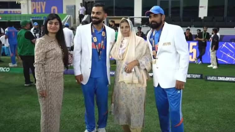 kohli touch feet mohammed shami mother team india wins champions trophy 2025 ind vs nz final   IND vs NZ Final: કોહલી ખિતાબ જીત્યા બાદ મોહમ્મદ શમીની માતાને પગે લાગ્યો, આ રીતે જીત્યું ફેન્સનું દિલ  