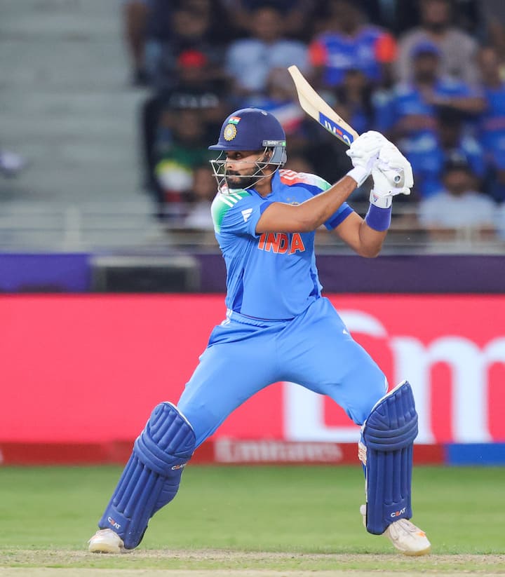 भारत के लिए इस टूर्नामेंट में सबसे ज्यादा रन बनाने के मामले में श्रेयस अय्यर सबसे ऊपर हैं. अय्यर ने 5 पारियों में 48.60 की औसत से 243 रन बनाए. इस दौरान उन्होंने दो अर्द्धशतक भी लगाया. साथ ही में उन्होंने फाइनल में 48 रनों की महत्वपूर्ण पारी खेली.