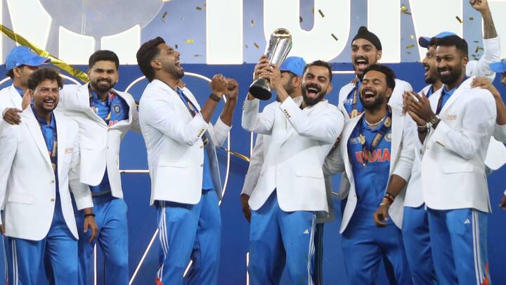 আইকনিক সাদা জ্যাকেট 'সম্মানের প্রতীক' হিসেবে কাজ করে। যা আইসিসি চ্যাম্পিয়ন্স ট্রফিজয়ী দলের প্রতিটি সদস্য গর্বের সঙ্গে পরেন।(ছবি সৌজন্যে : IANS)