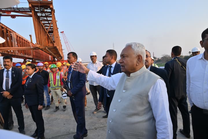 निरीक्षण के दौरान मुख्यमंत्री ने कहा कि कंगन घाट से दीदारगंज तक के निर्माणाधीन कार्य को तेजी से पूर्ण करें.