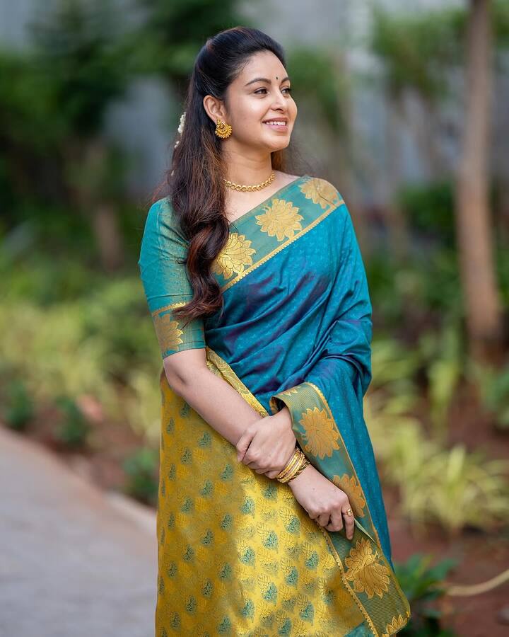 சமுத்திரக்கனியின் நாடோடிகள் படம் மூலமாக தமிழ் சினிமாவில் அறிமுகமானவர் நடிகை அபிநயா. இந்த படத்தில் சசிகுமாருக்கு தங்கையாக நடித்திருந்தார். இந்தப் படத்தில் தனது நடிப்பு திறமையை வெளிப்படுத்திய அபிநயா சிறந்த நடிகைக்கான பிலிம் பேர் விருது வென்றார். இந்தப் படத்திற்கு பிறகு ஆயிரத்தில் ஒருவன். ஈசன், ஜீனியஸ், தாக்க தாக்க, பூஜை என்று பல படங்களில் நடித்த நபிநயா கடைசியாக மார்க் ஆண்டனி படத்தில் விஷாலின் மனைவியாக நடித்திருந்தார்.