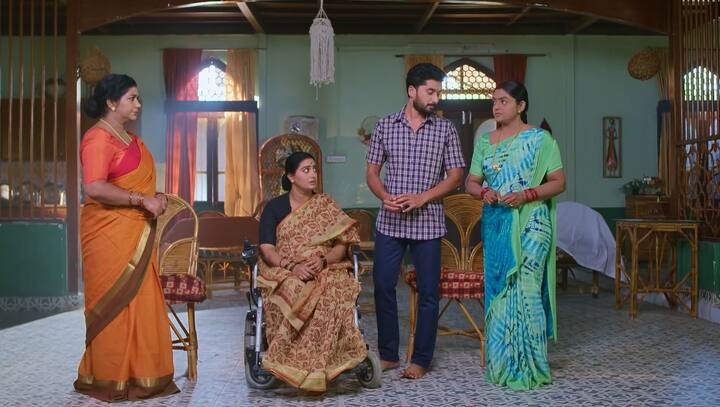 కార్తీక్, దీప, కాంచన అందరూ మాట్లాడుకుంటుంటే శ్రీధర్ కావేరి అక్కడికి వస్తారు. శ్రీధర్ మాటలు పట్టించుకోకుండా కాంచన కావేరికి కూర్చీ వేయమంటుంది. (Image Credit: Jiostar/ Star Maa)