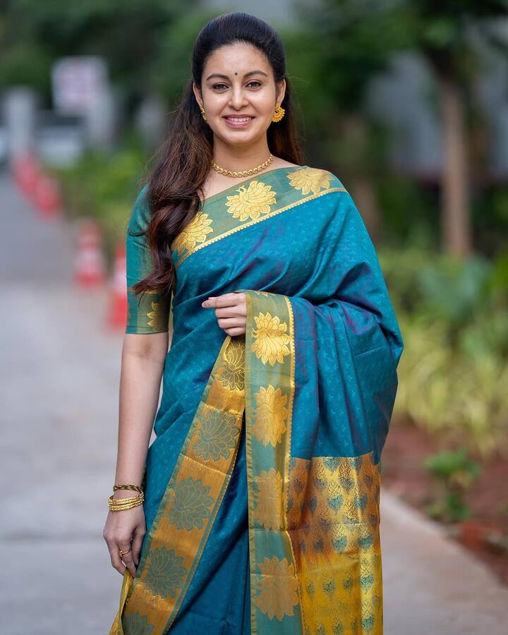 இந்த படங்களை எல்லாம் தாண்டி மலையாத்தில் ஜோஜூ ஜார்ட் இயக்கி நடித்த பணி என்ற படத்தில் நடித்து தனது நடிப்பு திறமையை வெளிப்படுத்தினார். இந்தப் படத்தில் நடித்த அவருக்கு தேசிய விருது கிடைக்க வாய்ப்புகள் இருப்பதாக சொல்லப்படுகிறது. இந்தப் படத்திற்கு பிறகு, அவரை பிரபல நடிகர் விஷாலுடன் ஒப்பிட்டு சில கிசுகிசுக்கள் கசியவே, தனது காதல் பற்றி வெளிப்படையாக பேசியிருந்தார்.