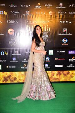 IIFA 2025: अवॉर्ड नाइट की जान बनीं करीना कपूर, कैटरीना से नोरा तक ने लुक से लूटी लाइमलाइट, देखें फोटोज