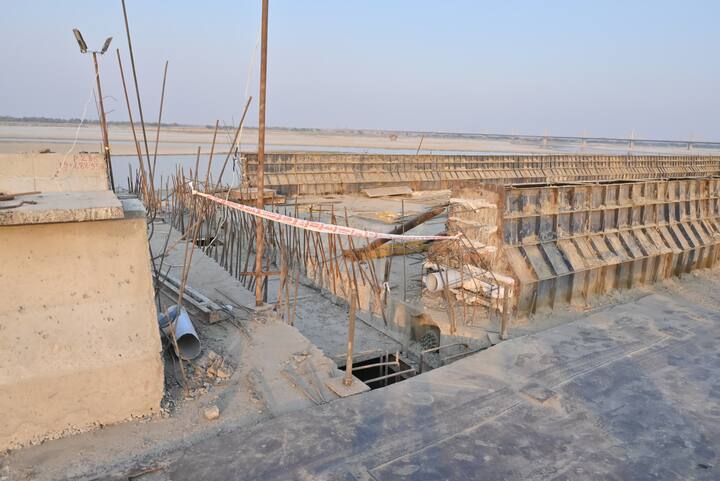 अधिकारियों ने मुख्यमंत्री को बताया कि जेपी गंगा पथ परियोजना के अंतर्गत कंगन घाट से दीदारगंज तक के भाग का निर्माण कार्य तेजी से किया जा रहा है. 31 मार्च तक निर्माण कार्य पूर्ण कर लिया जाएगा.