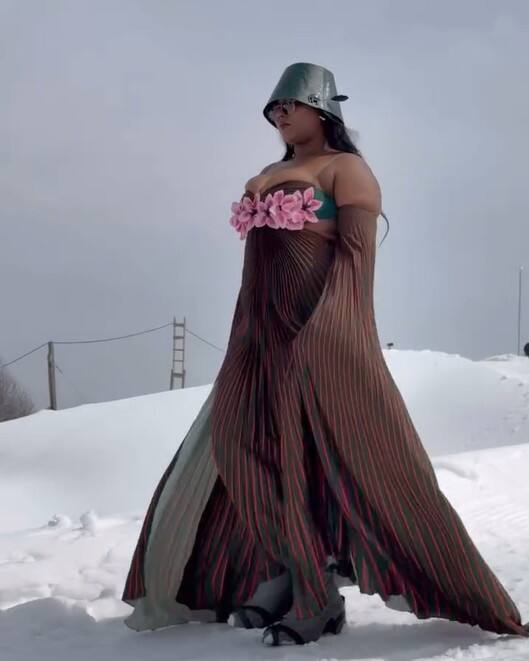 उमर अब्दुल्ला ने विधानसभा में कहा कि उनकी सरकार रमजान के महीने में इस तरह के आयोजन को कभी मंजूरी नहीं देती. यह एक निजी कार्यक्रम था. फैशन शो की शुरुआत 7 दिसंबर को हुई थी. जिसने जनता की भावनाओं को ठेस पहुंचाई है. सरकार ने जांच के आदेश दिए हैं.