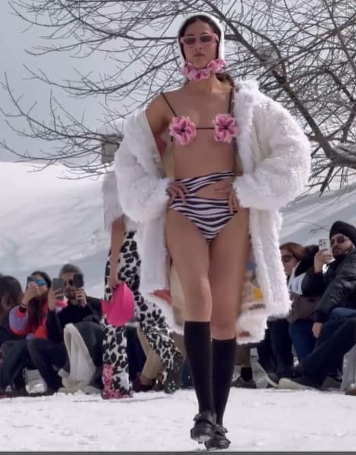 फैशन शो की खासियत यह थी कि इसका आयोजन बर्फीली वादियों में किया गया था. मॉडल घाटी की बर्फीली वादियों में खुले में कैटवॉक कर रहे थे. 