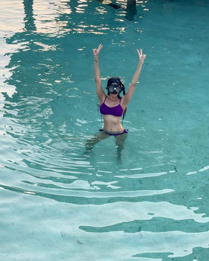 एक फोटो में एक्ट्रेस पर्पल कलर की बिकिनी पहने पूल में एंजॉय करती भी दिख रही हैं. वाटरटाइट गॉगल्स लगाए नीलम पोज देना बिल्कुल नहीं भूलीं.