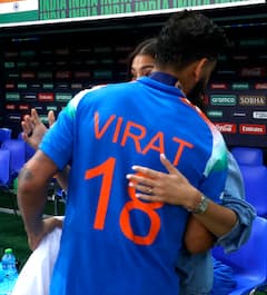 Champions Trophy: कोहली ने अनुष्का के साथ मनाया जीत का जश्न, देखें चैंपियंस ट्रॉफी फाइनल की खूबसूरत तस्वीरें