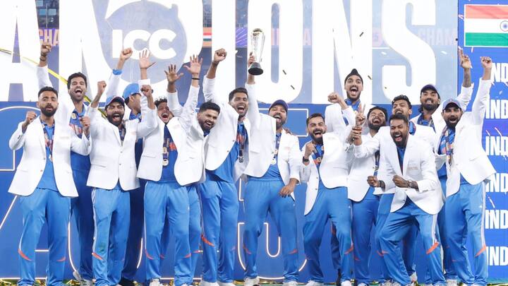 চ্যাম্পিয়ন্স ট্রফি জয়ের আনন্দে ভাসছে গোটা ভারত। দুবাইয়ের আকাশে রোহিত শর্মা অ্যান্ড ব্রিগেডের ট্রফি উত্তোলনের পাশাপাশি আরও একটা বিষয় সকলের নজর কেড়েছে, তা হল টিম ইন্ডিয়ার সাদা জ্যাকেট পরে সেলিব্রেশন। (ছবি সৌজন্যে : IANS)