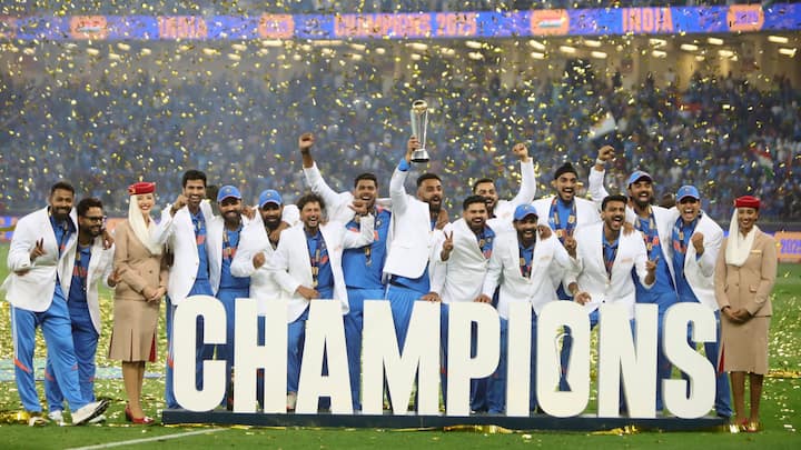 এই জ্যাকেটটি সমৃদ্ধ ইট্যালিয় উল, মার্জিত সোনার বিনুনি এবং চ্যাম্পিয়ন্স ট্রফির লোগোর সোনালি কনট্যুর ।(ছবি সৌজন্যে : IANS)