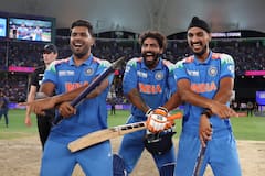 Champions Trophy 2025 Virat Kohli: मेरा भारत महान! एकीकडे जंगी सेलीब्रेशन, दुसरीकडे मायेचा हात; विराट कोहली तिच्याजवळ गेला अन्..., PHOTO