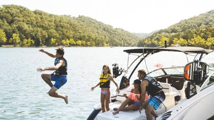 नाव चलाने का लाइसेंस बनवाने के लिए अप्लाई करने के लिए आवेदक की उम्र 18 साल या उससे ज्यादा होनी जरूरी है, इसके साथ ही आवेदक को नाव संचालन आना चाहिए. उसे पानी में सुरक्षा के बारे में जानकारी होनी चाहिए. तो वहीं नेविगेशन का भी पता होना चाहिए. इसके अलावा आवेदक के पास फिटनेस सर्टिफिकेट भी होना चाहिए.