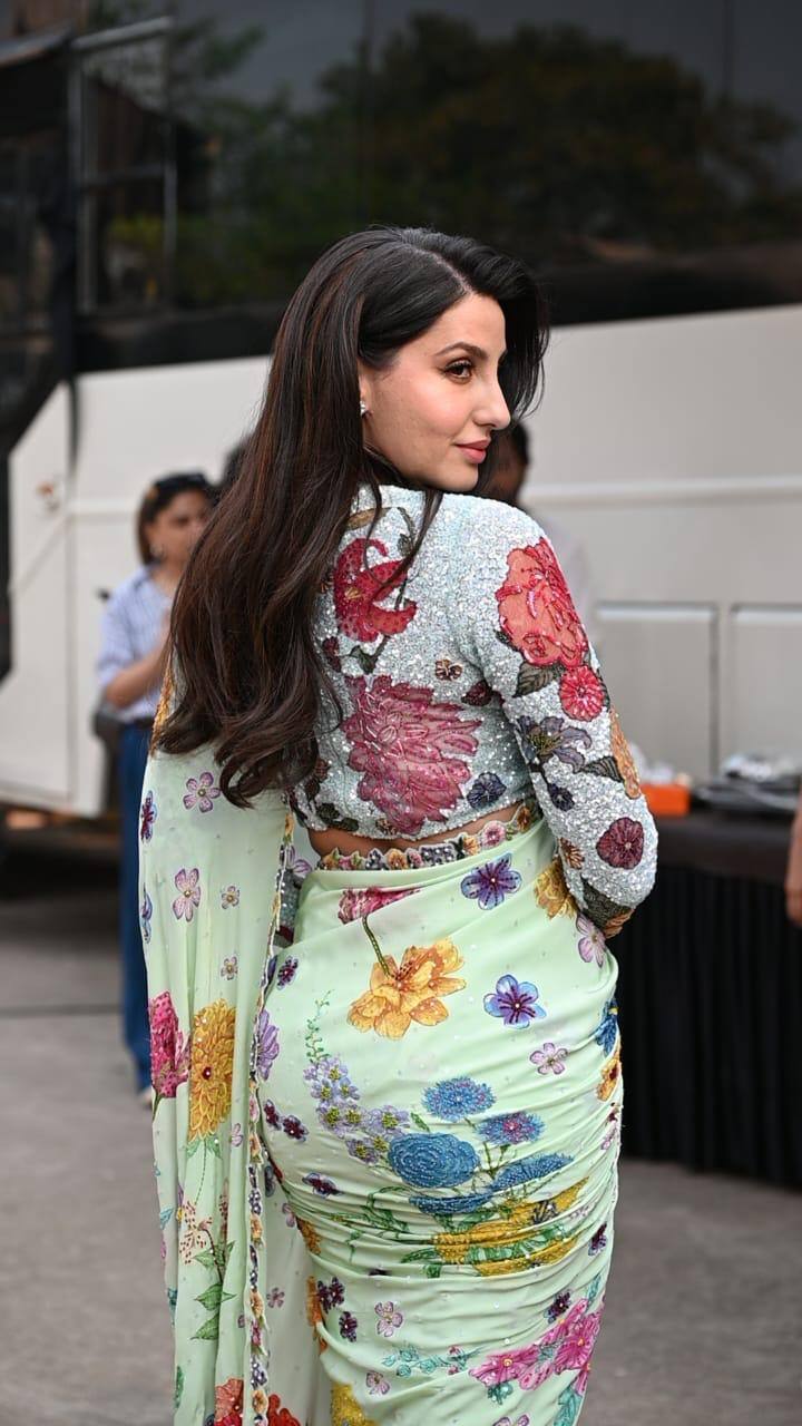 नोरा ने इस दौरान पैपराजी को कई सारे पोज भी दिए. उनका ये लुक फैंस को भी काफी ज्यादा पसंद आ रहा है.