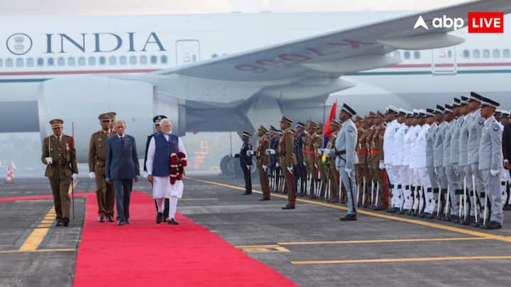 जब पीएम मोदी मॉरीशस पहुंचे तो उन्हें रिसीव करने के लिए सभी 34 मंत्री एयरपोर्ट पर मौजूद थे. वहां लोगों ने मोदी-मोदी के नारे लगाए जिससे माहौल उत्साहपूर्ण हो गया. ये भारत और मॉरीशस के मजबूत रिश्तों को दर्शाने वाला ऐतिहासिक क्षण था.