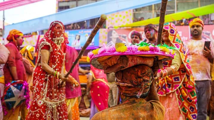 Lathmar Holi is inspired by the legend of Lord Krishna and Radha. According to folklore, Krishna playfully visited Barsana, Radha’s village, with his friends and teased the gopis (women of Barsana). In response, the women playfully chased them away with sticks (lathis). This tradition continues today, where women symbolically