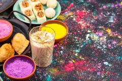 एक लीटर ठंडाई में इतनी भांग मिला सकते हैं आप, दिमाग पर नहीं होगा बुरा असर