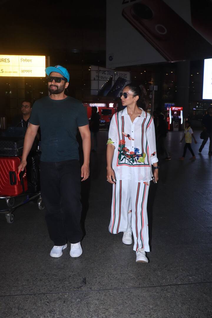 बता दें कि कपल पिछले कुछ दिनों से वेकेशन पर था. इसकी झलक एक्ट्रेस ने सोशल मीडिया पर भी फैंस को दिखाई है.