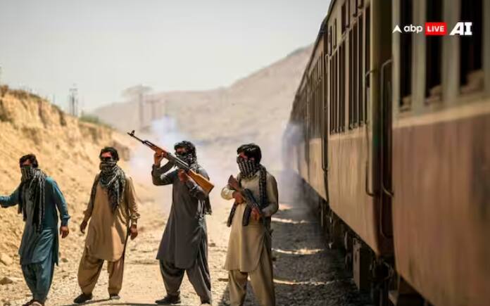 ਪਾਕਿਸਤਾਨ ਦੇ ਬਲੋਚਿਸਤਾਨ ਵਿੱਚ ਬਲੋਚ ਲਿਬਰੇਸ਼ਨ ਆਰਮੀ (BLA) ਨੇ ਜਾਫਰ ਐਕਸਪ੍ਰੈਸ ਨੂੰ ਹਾਈਜੈਕ ਕਰ ਲਿਆ ਹੈ। ਇਸ ਰੇਲਗੱਡੀ ਦੇ 9 ਡੱਬਿਆਂ ਵਿੱਚ 450 ਤੋਂ ਵੱਧ ਯਾਤਰੀ ਸਨ, ਜਿਨ੍ਹਾਂ ਸਾਰਿਆਂ ਨੂੰ ਬੰਧਕ ਬਣਾ ਲਿਆ ਗਿਆ ਹੈ। BLA ਨੇ ਕਈ ਪਾਕਿਸਤਾਨੀ ਸੈਨਿਕਾਂ ਨੂੰ ਵੀ ਬੰਧਕ ਬਣਾ ਲਿਆ ਹੈ। ਬਲੋਚ ਲਿਬਰੇਸ਼ਨ ਆਰਮੀ ਨੇ ਧਮਕੀ ਦਿੱਤੀ ਹੈ ਕਿ ਜੇਕਰ ਕੋਈ ਕਾਰਵਾਈ ਕੀਤੀ ਗਈ ਤਾਂ ਉਹ ਯਾਤਰੀਆਂ ਨੂੰ ਮਾਰ ਦੇਣਗੇ। ਜਾਫਰ ਐਕਸਪ੍ਰੈਸ ਪਾਕਿਸਤਾਨ ਦੇ ਦੱਖਣ-ਪੱਛਮੀ ਬਲੋਚਿਸਤਾਨ ਸੂਬੇ ਦੇ ਕਵੇਟਾ ਤੋਂ ਖੈਬਰ ਪਖਤੂਨਖਵਾ ਦੇ ਪੇਸ਼ਾਵਰ ਜਾ ਰਹੀ ਸੀ। ਬੀ.ਐਲ.ਏ. ਨੇ ਰੇਲਵੇ ਪਟੜੀਆਂ ਨੂੰ ਉਡਾ ਦਿੱਤਾ, ਜਿਸ ਕਾਰਨ ਜਾਫਰ ਐਕਸਪ੍ਰੈਸ ਰੁਕ ਗਈ ਅਤੇ ਉਨ੍ਹਾਂ ਨੇ ਟ੍ਰੇਨ ਦਾ ਕੰਟਰੋਲ ਆਪਣੇ ਕਬਜ਼ੇ ਵਿੱਚ ਲੈ ਲਿਆ।