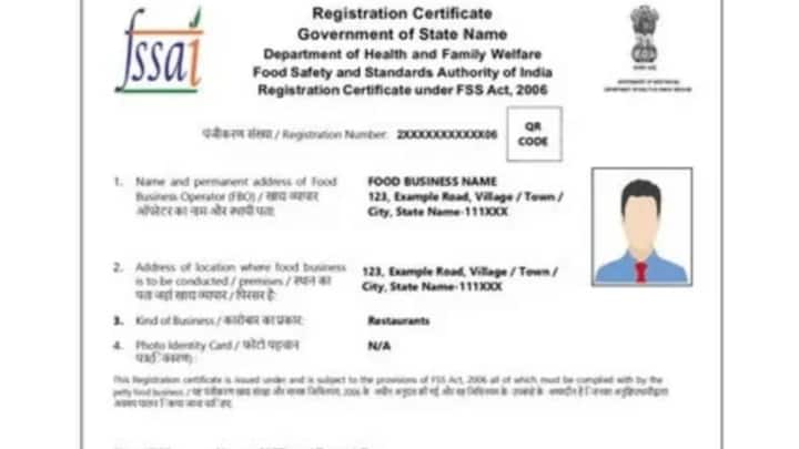FSSAI की ओर से जारी किए जाने वाला लाइसेंस तीन तरह का होता है. जिसमें तीन तरह के लाइसेंस होते हैं. जिसमें FSSAI रजिस्ट्रेशन यह छोटे व्यापारी जिनका टर्नओवर 12 लाख तक होता है उनके लिए होता है. तो स्टेट FSSAI लाइसेंस 12 लाख से 20 करोड़ तक के कारोबार के लिए. वहीं सेंट्रल FSSAI लाइसेंस 20 करोड़ से ज्यादा कारोबार करने वालों के लिए लेना होता है.