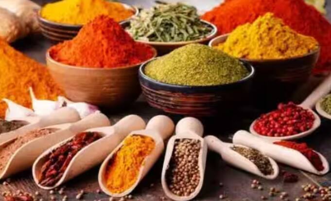 ਭਾਰਤ ਵਿੱਚ ਖਾਣੇ ਦੇ ਇੱਕ ਤੋਂ ਵੱਧ ਕੇ ਸ਼ੌਕੀਨ ਹਨ। ਲੋਕ ਵੱਖ-ਵੱਖ ਤਰ੍ਹਾਂ ਦੇ ਪਕਵਾਨ ਖਾਣਾ ਪਸੰਦ ਕਰਦੇ ਹਨ। ਕਿਸੇ ਨੂੰ ਬਟਰ ਪਨੀਰ, ਕਿਸੇ ਨੂੰ ਬਟਰ ਚਿਕਨ। ਤਾਂ ਕਿਸੇ ਨੂੰ ਕੁਝ ਹੋਰ। ਇਨ੍ਹਾਂ ਸਾਰਿਆਂ ਨੂੰ ਸੁਆਦ ਬਣਾਉਣ ਲਈ ਮਸਾਲਿਆਂ ਦੀ ਅਹਿਮ ਭੂਮਿਕਾ ਰਹਿੰਦੀ ਹੈ। ਬਿਨਾਂ ਮਸਾਲਿਆਂ ਤੋਂ ਇਨ੍ਹਾਂ ਦਾ ਸੁਆਦ ਕੁਝ ਵੀ ਨਹੀਂ ਹੁੰਦਾ ਹੈ। ਖਾਸ ਕਰਕੇ ਜੇਕਰ ਅਸੀਂ ਉੱਤਰੀ ਭਾਰਤ ਦੀ ਗੱਲ ਕਰੀਏ ਤਾਂ ਭੋਜਨ ਵਿੱਚ ਮਸਾਲਿਆਂ ਦਾ ਬਹੁਤ ਮਹੱਤਵ ਹੈ। ਜਿਸ ਵਿੱਚ ਪੂਰੇ ਮਸਾਲੇ ਅਤੇ ਪੀਸੇ ਹੋਏ ਮਸਾਲੇ ਦੋਵੇਂ ਮੌਜੂਦ ਹੁੰਦੇ ਹਨ।
