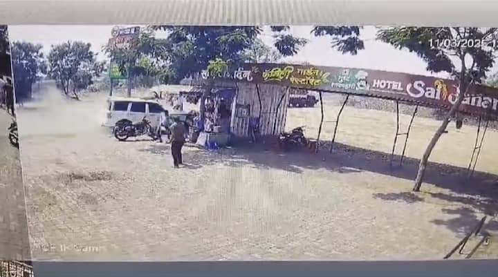 नागपूर मुंबई महामार्गावर एस जे एस हॉस्पिटल जवळ मंगळवारी ( 11 मार्च) दुपारी बारा वाजेच्या सुमारास भारत स्कॉर्पिओ जनरल स्टोअरमध्ये घुसली .