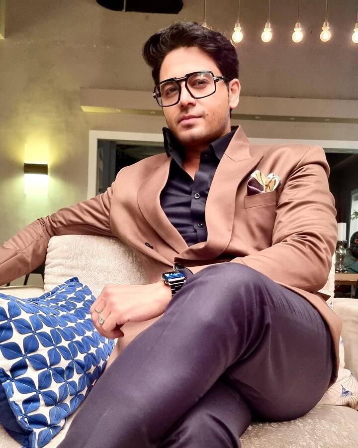 गौरव खन्ना टीवी के एक पॉपुलर एक्टर हैं. जिन्होंने अपने करियर में कई सीरियल में काम किया. लेकिन उनको असली फेम ‘अनुपमा’ से मिला. जिसमें उन्होंने अनुज कपाड़िया का किरदार निभाया था.