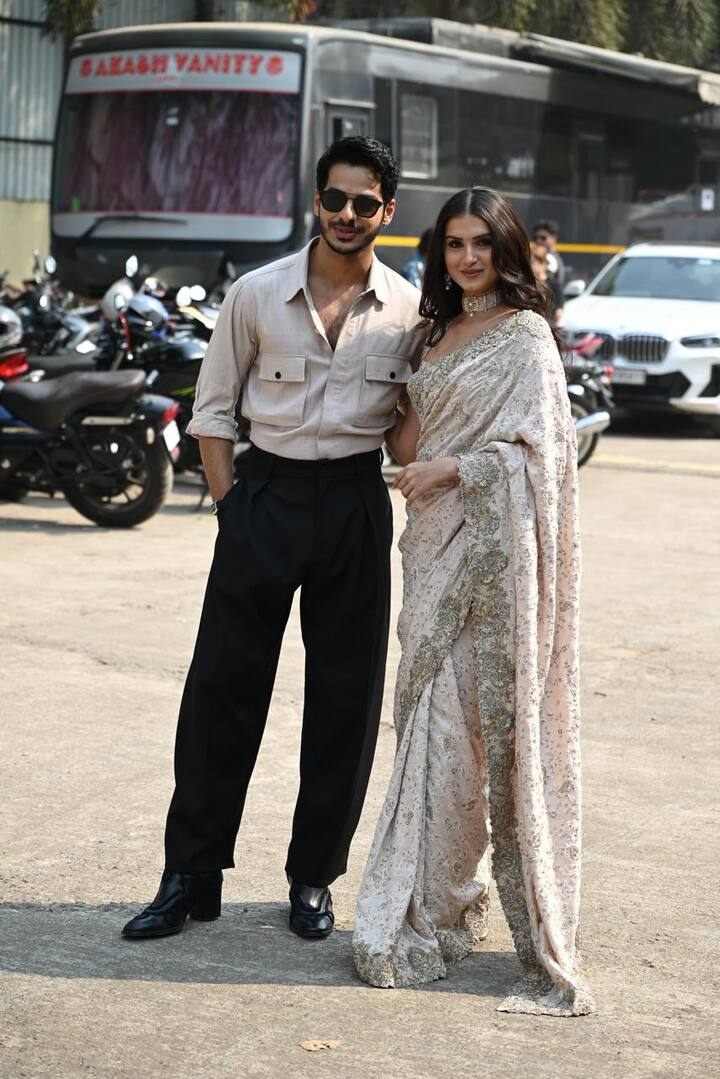 एक्टर ईशान खट्टर को उनकी खूबसूरत कोस्टार तारा सुतारिया के साथ स्पॉट किया गया. दोनों ने पैपराजी को कई सारे पोज भी दिए.